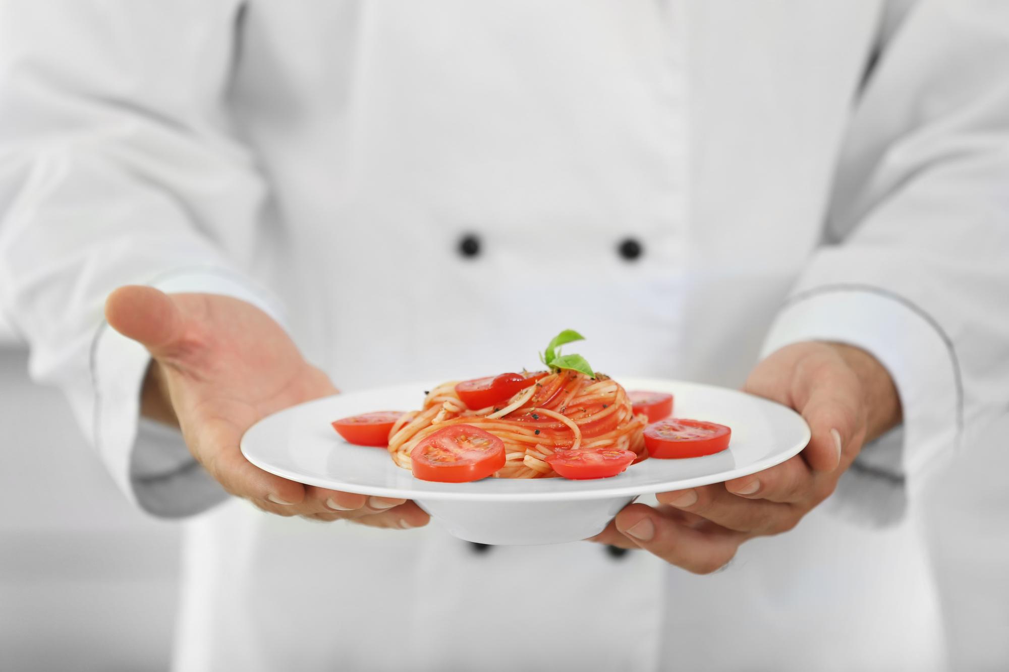 szef kuchni przygotowujący fine dining